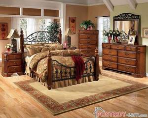 Большая деревянная кровать