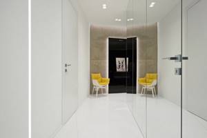 Футуристичный интерьер квартиры с бетонными стенами и стеклянными перегородками