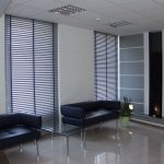 Горизонтальные жалюзи в офисе