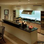 Интерьер кухни без навесных шкафов