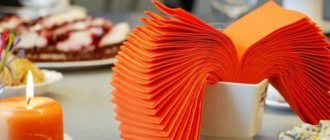 how to put napkins in a glass