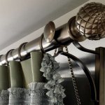 Красивый карниз с креплением на стене