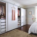 Купейный шкаф-гардероб во всю стену спальной комнаты