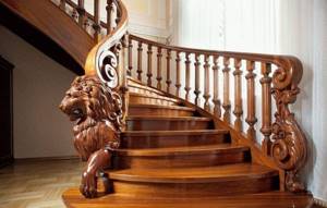 Лестница с элементами деревянного декора