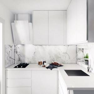 мраморный кухонный фартук красиво смотрится на белой кухне