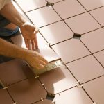 На расход клея влияет как размер плиточной поверхности, так и материал плитки