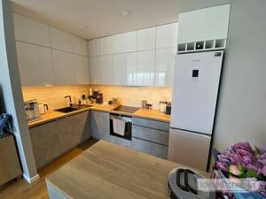современная кухня верх белый глянец и низ под бетон с белым отдельностоящим холодильником