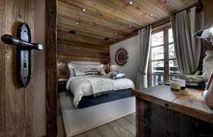 Стиль кантри подразумевает использование экологически чистых материалов для внутренней отделки спального помещения: натуральную древесину, керамическую плитку, камень, фактурную штукатурку