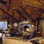 угловой камин в интерьере гостиной